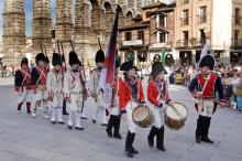 image Recreación de la Guerra de la Independencia en Segovia: Desfile de tropas napoleónicas junto al Acueducto de Segovia