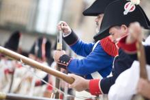 image Recreación de la Guerra de la Independencia en Segovia: Soldados de las tropas napoleónicas cargando el arma