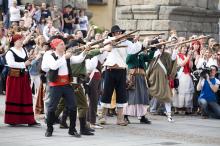 image Recreación de la Guerra de la Independencia en Segovia: Turistas en una demostración de disparos de civiles organizados militarmente junto al Acueducto de Segovia