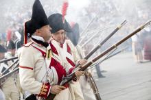 image Recreación de la Guerra de la Independencia en Segovia: Soldados españoles en una demostración de disparos junto al Acueducto de Segovia