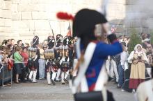 image Recreación de la Guerra de la Independencia en Segovia: Tropas españolas, napoleónicas y civiles junto al Acueducto de Segovia