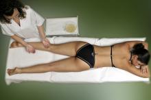 image Masaje de sales: aplicación de sales extremidades inferiores