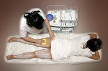 image Exfoliación mecánica: retirada del cosmético exfoliante. Tendido prono